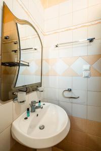 Koupelna v ubytování ALNES HOTEL
