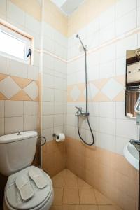 Koupelna v ubytování ALNES HOTEL