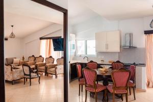 Kuchyň nebo kuchyňský kout v ubytování ALNES HOTEL