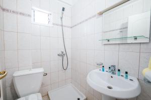 Koupelna v ubytování ALNES HOTEL