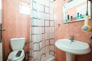 Koupelna v ubytování ALNES HOTEL
