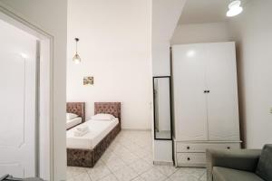 Postel nebo postele na pokoji v ubytování ALNES HOTEL
