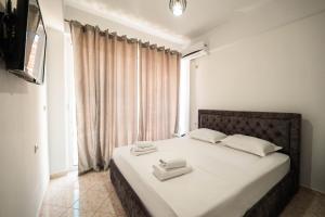 Postel nebo postele na pokoji v ubytování ALNES HOTEL