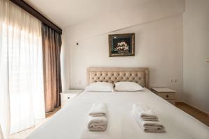 Postel nebo postele na pokoji v ubytování ALNES HOTEL