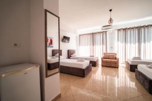 Postel nebo postele na pokoji v ubytování ALNES HOTEL