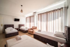 Postel nebo postele na pokoji v ubytování ALNES HOTEL
