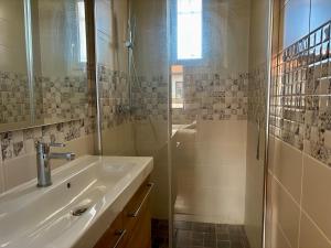 un bagno con lavandino e doccia di Belle Maison Cosy et lumineuse a Canohès Altre 8 foto