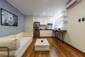 a living room with a couch and a table at Sombras Modernas Apartment in Santa Cruz de la Sierra