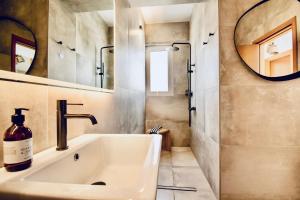 Koupelna v ubytování VLK: Villa Lindos Kalliopi, Rhodes + 15 fotografií