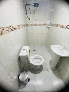 Ένα μπάνιο στο Casa fundos Eco City 03 Simples e Confortável com 2 Quartos e Garagem +11 φωτογραφίες