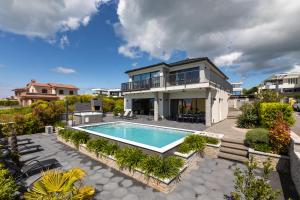 Kolam renang di atau dekat dengan Villa Niko with heated pool, sauna and jacuzzi