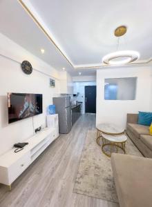 ein Wohnzimmer mit Sofa und Fernseher in der Unterkunft Kev Staycations in Nairobi