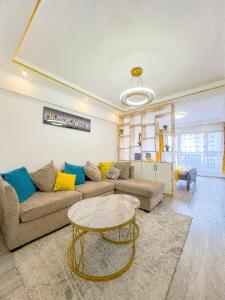 ein Wohnzimmer mit Sofa und Tisch in der Unterkunft Kev Staycations in Nairobi + 1 Foto