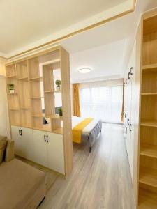 ein Schlafzimmer mit einem Bett und einem großen Fenster in der Unterkunft Kev Staycations in Nairobi