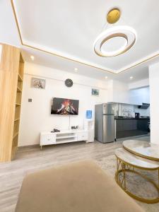 ein Wohnzimmer mit Tisch und Küche in der Unterkunft Kev Staycations in Nairobi