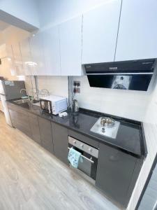 eine Küche mit Spüle und Arbeitsplatte in der Unterkunft Kev Staycations in Nairobi