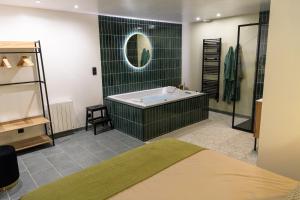 Ένα ή περισσότερα κρεβάτια σε δωμάτιο στο Gîte l'écume avec balnéo 10 minutes Mt St Michel