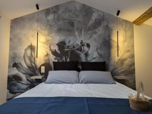 a bedroom with a large flower mural on the wall at Le refuge du Jardinier in Abzac