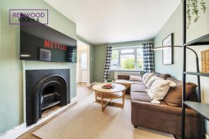 a living room with a couch and a fireplace at 2 Bed 1 Bath House, Perfect for Corporate, Contractors & Families Free Parking, Garden, Netflix By Redwood Stays in Alton