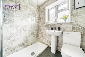 a bathroom with a sink and a toilet and a tub at 2 Bed 1 Bath House, Perfect for Corporate, Contractors & Families Free Parking, Garden, Netflix By Redwood Stays in Alton