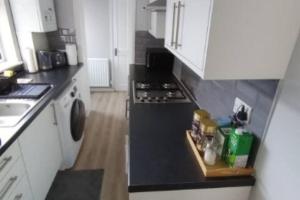 cocina con encimera negra y fogones en Chatham Home - Sleeps 6 - Close to Station - Wifi, en Chatham 2 fotos más