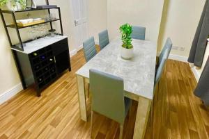 un comedor con una mesa con una maceta. en Chatham Home - Sleeps 6 - Close to Station - Wifi, en Chatham