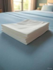 a white plate sitting on top of a bed at Maison accueillante à Schoelcher avec une belle vue in Schœlcher