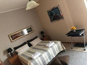 a bedroom with a bed and a desk in it at La Casa di Luna in Sant’Angelo