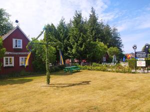 a park with a green bench in front of a building at Albertsgårdens Bed & Breakfast i Norra Häljaröd in Farhult