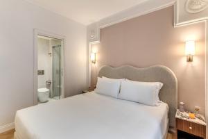 Postel nebo postele na pokoji v ubytování Hotel Fori Imperiali