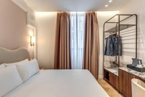 Postel nebo postele na pokoji v ubytování Hotel Fori Imperiali