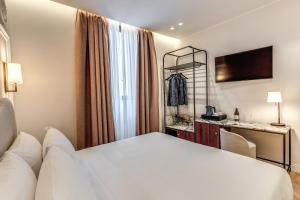 Postel nebo postele na pokoji v ubytování Hotel Fori Imperiali