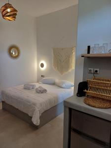 a bedroom with a bed with two towels on it at Ραχάτι in Áyios Stéfanos