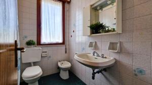A bathroom at Condominio Sovego Még 29 kép
