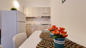 A kitchen or kitchenette at Condominio Sovego