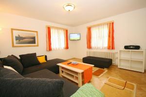 un salon avec un canapé et une table dans l'établissement Ferienhaus Hermann, à Schladming