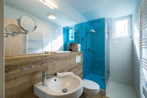 a bathroom with a sink and a toilet and a shower at Haus am Schilf - Wohnung 1 in Jagdhaus