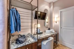 TV a/nebo společenská místnost v ubytování Hotel Fori Imperiali + 37 fotografií