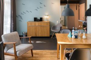 a living room with a table and chairs at Haus am Schilf - Wohnung 2 in Jagdhaus