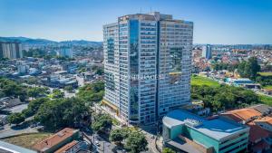 an overhead view of a tall building in a city at 1106 - Estúdio novíssimo com estrutura e conforto in Guarulhos