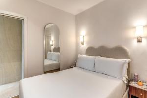 Postel nebo postele na pokoji v ubytování Hotel Fori Imperiali