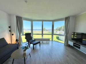TV a/nebo společenská místnost v ubytování Moderne Ferienwohnung N°9 Stexwig mit Panorama Schleiblick