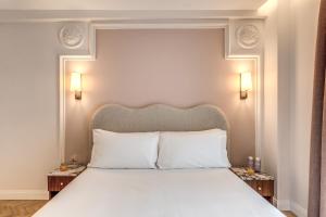 Postel nebo postele na pokoji v ubytování Hotel Fori Imperiali