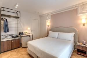 Postel nebo postele na pokoji v ubytování Hotel Fori Imperiali