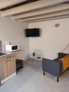 a living room with a couch and a microwave at La Casa de Sahé in Chauvigny
