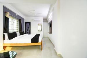 a bedroom with a large bed in a room at Hotel O Kalyani Golden Key in Bālianta