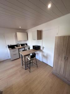 a kitchen with a table and a counter top at "émile"Cozy studio proche Zenith, A75 in Cournon-dʼAuvergne +3 photos