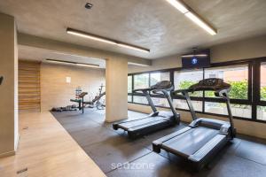 ein Fitnessstudio mit zwei Laufbändern und zwei Crosstrainern in der Unterkunft Studio Moderno a 450m do Metrô – ISM0806 in São Paulo