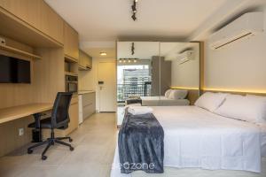 ein Schlafzimmer mit einem Bett, einem Schreibtisch und einem Computer in der Unterkunft Studio Moderno a 450m do Metrô – ISM0806 in São Paulo + 19 Fotos