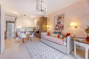 a living room with a couch and a kitchen at SUITE ELEVEN ISOLA D'ELBA in Bagnaia